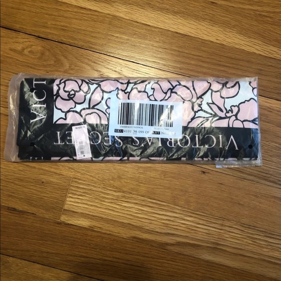 Victoria’s Secret scarf - Picture 8 of 8